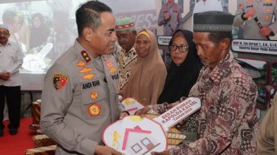 Presisi Polri, Kapolda Kalsel Serahkan Bantuan Bedah Rumah