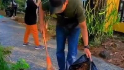 Dinas Kehutanan (Dishut) Provinsi Kalimantan Selatan (Kalsel) menggelar aksi bersih sampah di lingkungan kantor, Jumat (26/5/2023). (Foto: Dishut Kalsel/Katajari.com)