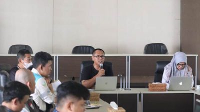 Dinas Kehutanan (Dishut) Kalimantan Selatan (Kalsel) bersama pemegang Persetujuan Penggunaan Kawasan Hutan (PPKH) melakukan rapat koordinasi, Rabu (7/6/2023) siang. (Foto: Dishut Kalsel/Katajari.com)
