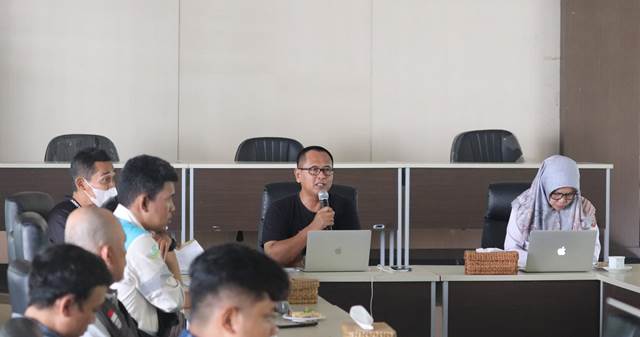 Dinas Kehutanan (Dishut) Kalimantan Selatan (Kalsel) bersama pemegang Persetujuan Penggunaan Kawasan Hutan (PPKH) melakukan rapat koordinasi, Rabu (7/6/2023) siang. (Foto: Dishut Kalsel/Katajari.com)