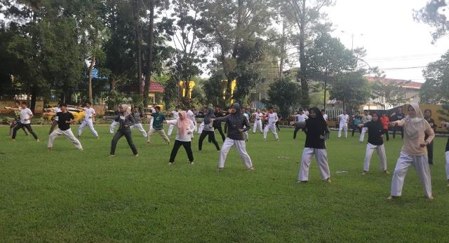 Latihan karate bersama diikuti seluruh staf Dishut Kalsel dan Polisi Kehutanan lingkup Dishut Kalsel di halaman terbuka Kantor Dishut Prov Kalsel, sebagaimana Rabu (21/6/2023). (Foto: Dishut Kalsel/Katajari.com)