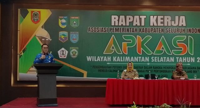 Asosiasi Pemerintah Kabupaten Seluruh Indonesia (Apkasi) Wilayah Kalimantan Selatan menggelar Rapat Kerja (Raker) Tahun 2023, Senin (19/6/2023) di Banjarmasin. (Foto: Adpim Setdaprov Kalsel/Katajari.com)