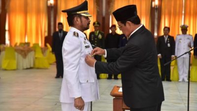 Gubernur Kalimantan Selatan (Kalsel) H Sahbirin Noor atau Paman Birin melantik Zackly Asswan sebagai Penjabat Bupati Hulu Sungai Utara (HSU), Rabu (21/6/2023) di Mahligai Pancasila, Banjarmasin. (Foto: Adpim Setdaprov Kalsel/Katajari.com)