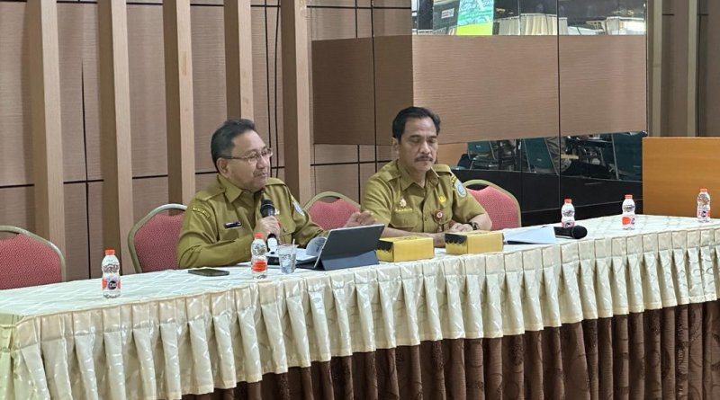 Rapat dipimpin langsung oleh Sekda Banjar Dr. Ir. H. Mokhamad Hilman, ST. MT didampingi Kepala Dinas Komunikasi, Informatika, Statistik dan Persandian Kabupaten Banjar Drs.H. M. Aidil Basit, M.AP pada rapat persiapan penilaian smart city. (Foto: Bappedalitbang Kabupaten Banjar/Katajari.com)