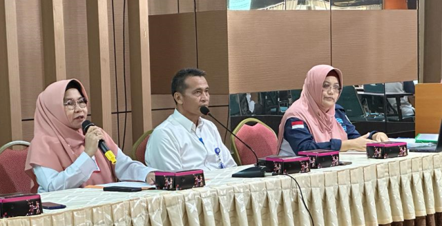 Kepala Bappedalitbang Kabupaten Banjar Dra. Hj. Siti Hamidah, M.Si. dan para pejabat lainnya terkait Smart City Kabupaten Banjar. (Foto: Bappedalitbang Kabupaten Banjar/Katajari.com)