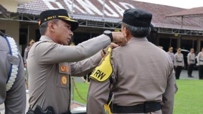 Kapolres Banjar AKBP M. Ifan Hariyat T., S.H., S.I.K., M.H, memimpin langsung jalannya apel dan pengukuhan Polisi RW, Senin (19/6/2023) di Halaman Mako Polres Banjar di Martapura. (Foto: Humas Polres Banjar/Katajari.com)