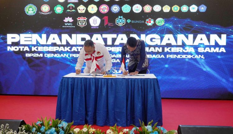 Bupati Banjar H Saidi Mansyur dan Kepala Badan Pelindungan Pekerja Migran Indonesia (BP2MI) Benny Rhamdani secara simbolis menandatangani nota kesepakatan tentang  Penempatan Dan Pelindungan Pekerja Migran Indonesia, di Aula KH Abdurrahman Wahid, Kantor BP2MI, Jakarta, Senin (19/06/2023 ). (Foto: Kominfo Kabupaten Banjar/Katajari.com)