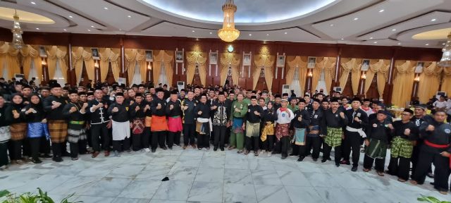 Gubernur Kalsel Sahbirin Noor saat menyambut silaturahmi dari Perguruan Pencak Silat se-Kalsel yang tergabung pada Ikatan Pencak Silat Indonesia (IPSI) Provinsi Kalimantan Selatan di Gedung Mahligai Pancasila, Rabu (21/6/2023) malam. (Foto: Adpim Setdaprov Kalsel/Katajari.com)