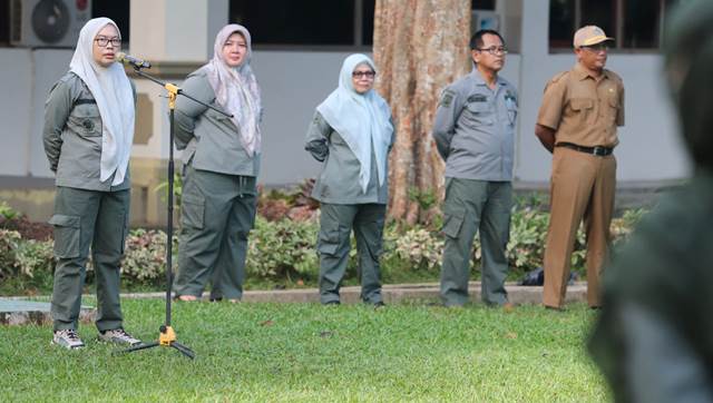 Kepala Dishut Kalsel Hj Fathimatuzzahra berikan arahan saat melaksanakan kegiatan rutin apel pagi bersama, Senin (10/7/2023) di halaman kantor setempat. (Foto: Dishut Kalsel/Katajari.com)