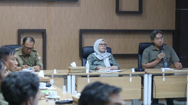 Dinas Kehutanan Provinsi Kalimantan Selatan (Kalsel) menggelar rapat koordinasi persiapan menyambut event pameran Indonesia’s FOLU NET SINK 2030 yang akan diselenggarakan di Gelora Bung Karno Jakarta pada 25-27 Agustus 2023. (Foto: Dishut Kalsel/Katajari.com)
