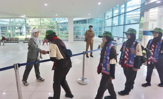Kepala Dishut Kalsel Hj Fathimatuzzahra menyambut peserta Kemah Bela Negara (KBN) dari tim kontingen DKI Jakarta di Bandara International Syamsudin Noor Banjarbaru, Senin (10/7/2023) siang. (Foto: Dishut Kalsel/Katajari.com)