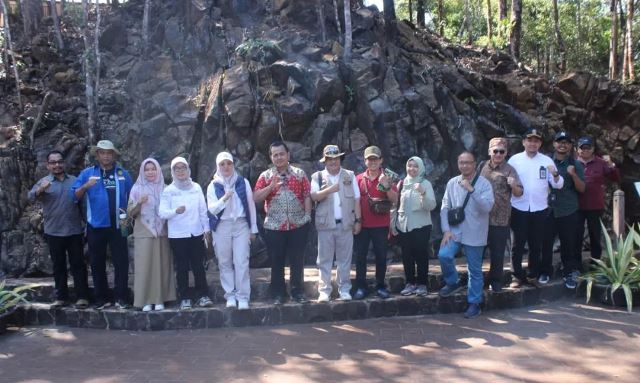 Tim Komite Nasional Geopark Indonesia (KNGI) didampingi Asisten Deputi Pengembangan Pariwisata Berkelanjutan, Kementerian Koordinator Bidang Kemaritiman dan Investasi, Kosmas Harefa beserta tim dari Sekretaris Kabinet melakukan kunjungan ke Taman Hutan Raya (Tahura) Sultan Adam, Selasa (25/7/2023). (Foto: Dishut Kalsel/Katajari.com)