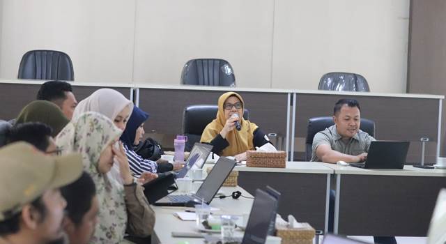 Focus Group Discussion (FGD) terkait pembahasan usulan atau masukkan dalam Rancangan Peraturan Daerah (Raperda) Pengelolaan Hutan Berkelanjutan (PHB), di Aula Rimbawan 3 Dishut Kalsel, Selasa (25/7/2023). (Foto: Dishut Kalsel/Katajari.com)