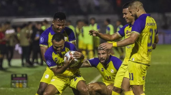 Pesepak bola Barito Putera Rizky Rizaldi Pora (kiri) berseleberasi usai berhasil mencetak gol ke gawang Persita Tangerang dalam pertandingan BRI Liga 1 di Stadion Demang Lehman Martapura, Kabupaten Banjar, Kalimantan Selatan, Minggu (2/7/2023). (Foto: ANTARA FOTO/Bayu Pratama)