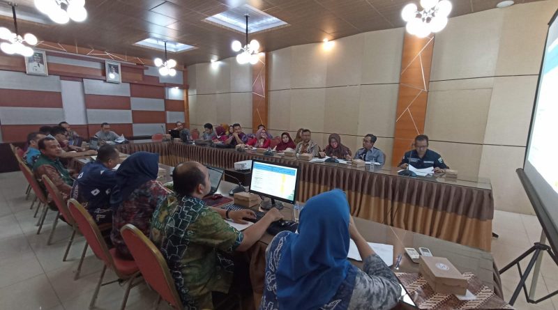 Badan Perencanaan Pembangunan Daerah, Penelitian, dan Pengembangan (Bappedalitbang) Kabupaten Banjar melaksanakan Rapat Evaluasi Dana Alokasi Khusus Triwulan II Tahun 2023 yang bertempat di aula Bauntung Bappedalitbang pada Kamis (06/07/2023) pagi. (Foto: Bappedalitbang Kabupaten Banjar/Katajari.com)