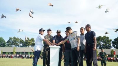Pembukaan turnamen sepakbola bertajuk U-40 Paman Birin Cup kerjasama antara Kodam VI/Mulawarman dan Pemprov Kalsel digelar di Lapangan Kejujuran RindamVI/Mulawarman di Landasan Ulin Kota Banjarbaru, Sabtu (8/7/2023) sore. (Foto: Adpim Setdaprov Kalsel/Katajari.com)