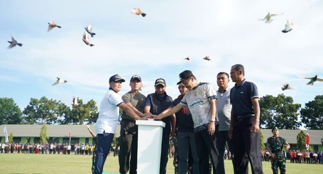 Pembukaan turnamen sepakbola bertajuk U-40 Paman Birin Cup kerjasama antara Kodam VI/Mulawarman dan Pemprov Kalsel digelar di Lapangan Kejujuran RindamVI/Mulawarman di Landasan Ulin Kota Banjarbaru, Sabtu (8/7/2023) sore. (Foto: Adpim Setdaprov Kalsel/Katajari.com)