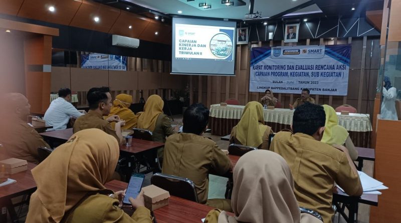 Rapat Monitoring dan Evaluasi (Monev) terhadap capaian Program, Kegiatan, Sub Kegiatan dilaksanakan Badan Perencanaan Pembangunan Daerah Penelitian dan Pengembangan (Bappedalitbang) Kabupaten Banjar untuk Bulan Juni 2023 kembali digelar, Senin (10/7/2023) bertempat di Aula Baiman Bappedalitbang. (Foto: Bappedalitbang Kabupaten Banjar/Katajari.com)