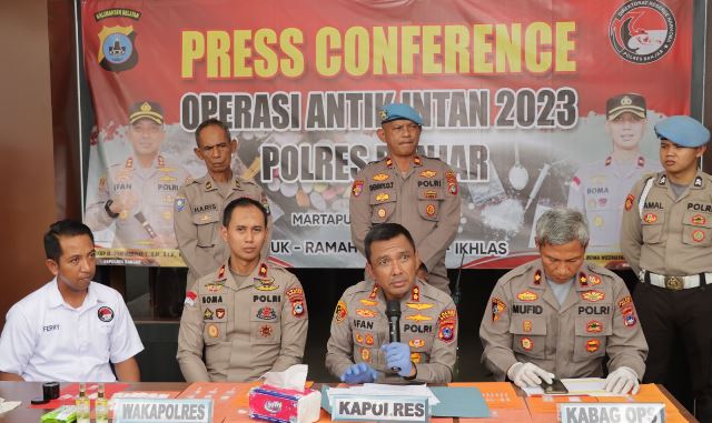 Kapolres Banjar AKBP Ifan Hariyat saat konferensi pers Operasi Antik Intan 2023, Rabu (5/7/2023) di Mapolres Banjar. (Foto: Katajari.com)