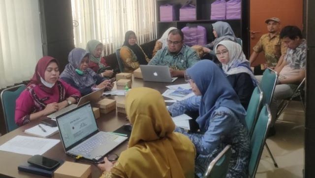 Rapat teknis untuk proses penjurian tahap I lomba inovasi lingkup Pemkab Banjar dilaksanakan Badan Perencanaan Pembangunan daerah Penelitian dan Pengembangan (Bappedalitbang) Kabupaten Banjar, Kamis (6/7/2022) pagi di ruang Klinik Perencanaan Bappedalitbang Kabupaten Banjar. (Foto: Bappedalitbang Kabupaten Banjar/Katajari.com)