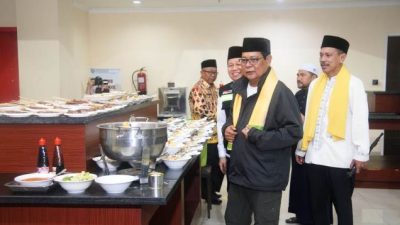 Kedatangan jamaah haji Kloter 1 asal Kabupaten Banjar disambut langsung Gubernur Kalimantan Selatan H. Sahbirin Noor atau Paman Birin,  Senin (10/7/2023) dinihari. (Foto: Adpim Setdaprov Kalsel/Katajari.com)