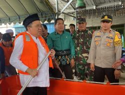 Warga Desa Pengaron Terima Bantuan Perahu Fiber Dari BNPB