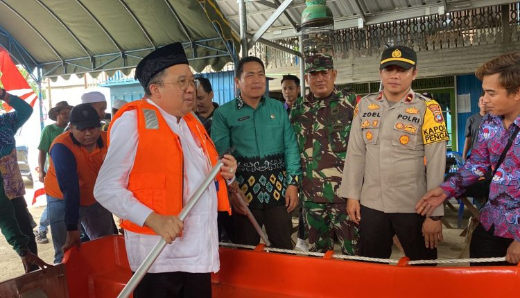 Warga Desa Pengaron Kabupaten Banjar mendapatkan bantuan satu unit perahu fiber dari Badan Nasional Penanggulangan Bencana (BNPB) Republik Indonesia, Kamis (13/07/2023) pagi. (Foto: Kominfo Kabupaten Banjar/Katajari.com)