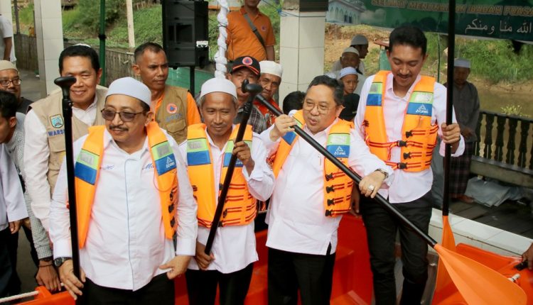 Perahu fiber bantuan Badan Nasional Penanggulangan Bencana (BNPB) kepada Desa Murung Kenanga Kecamatan Martapura Kabupaten Banjar, Jumat (14/7/2023). (Foto: Kominfo Kabupaten Banjar/Katajari.com)