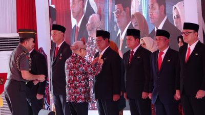 Gubernur Kalimantan Selatan (Kalsel) H Sahbirin Noor atau Paman Birin meraih Satyalancana Wira Karya dari Presiden RI Joko Widodo, Kamis (6/7/2023) di Kabupaten Banyuasin Provinsi Sumatera Selatan. (Foto: Adpim Setdaprov Kalsel/Katajari.com)
