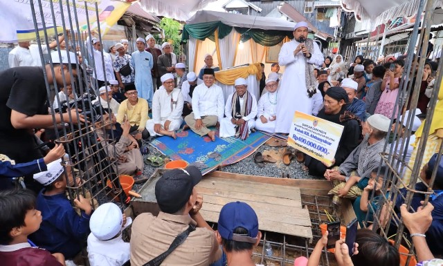 Peletakan batu pertama pembangunan kubah KH Abdussyukur (Mualim Syukur) di Jalan Teluk Tiram Gang Mualimin Teluk Tiram Kecamatan Banjarmasin Barat Kota Banjarmasin, Jumat (14/07/2023) siang. (Foto: Adpim Setdaprov Kalsel/Katajari.com)