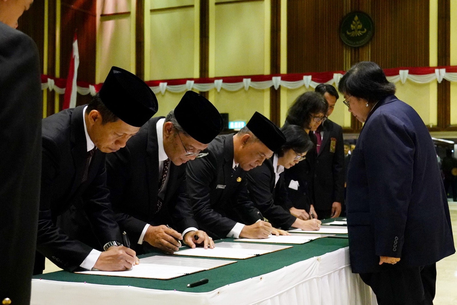 Dr Hanif Faisol Nurofiq SHut MP dilantik menjadi Direktur Jenderal (Dirjen) Planologi Kehutanan dan Tata Lingkungan (PKTL) oleh Menteri LHK  Siti Nurbaya  Bakar di Jakarta bersama 4 pejabat eselon 1 lainnya, Selasa (1/8/2023). (Foto: KLHK/Katajari.com)