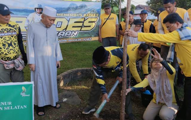 Penanaman Bibit Pohon Mahoni oleh Gubernur Kalimantan Selatan (Kalsel) H Sahbirin Noor atau Paman Birin, Rabu (9/8/2023) di Martapura. (Foto: Dishut Kalsel/Katajari.com)