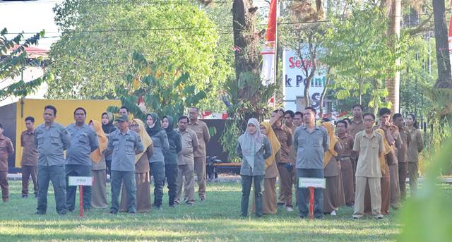 Apel rutin jajaran Dishut Kalsel di Halaman Terbuka Kantor Dishut Kalsel, Senin (7/8/2023) pagi. (Foto: Dishut Kalsel/Katajari.com)