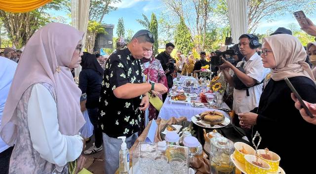 Tim Dishut Kalsel meraih Juara Harapan 1 Festival Wisata Budaya Pasar Terapung. (Foto: Dishut Kalsel/Katajari.com)