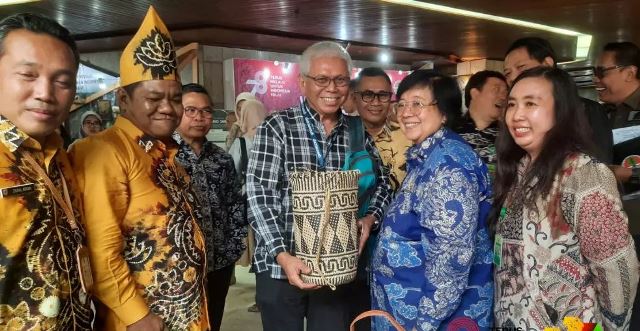 Stan Kelompok Tani Hutan (KTH) binaan dari Dinas Kehutanan (Dishut) Provinsi Kalimantan Selatan (Kalsel) mendapatkan perhatian dan kunjungan Menteri Kementerian Lingkungan Hidup dan Kehutanan (KLHK), Siti Nurbaya Bakar. (Foto: Dinas Kehutanan Kalsel/Katajari.com)