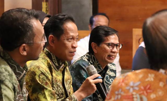 Para pejabat tinggi Pratama Kementerian Lingkungan Hidup dan Kehutanan (KLHK) RI berkunjung ke Taman Hutan Raya (Tahura) Sultan Adam Mandiangin Kabupaten Banjar Provinsi Kalimantan Selatan (Kalsel), Rabu (16/8/2023). (Foto: Dinas Kehutanan Kalsel/Katajari.com)