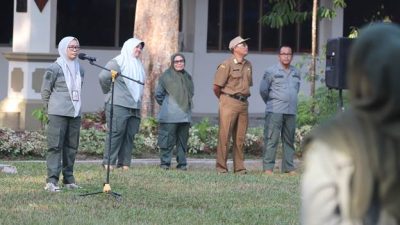 Kepala Dinas Kehutanan (Dishut) Kalsel Hj Fathimatuzzahra memimpin apel Senin (14/8/2023) pagi di halaman kantor. (Foto: Dishut Kalsel/Katajari.com)