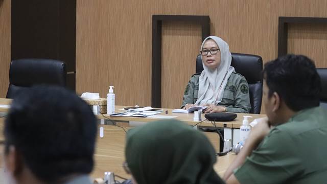 Kepala Dinas Kehutanan (Dishut) Provinsi Kalimantan Selatan (Kalsel) Hj Fathimatuzzahra menggelar rapat internal terkait realisasi kinerja serta upaya percepatan kinerja Dishut Kalsel, Senin (14/8/2023) pagi. (Foto: Dishut Kalsel/Katajari.com)