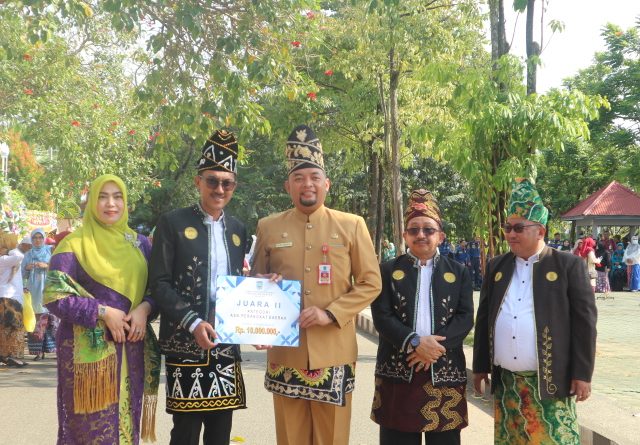 Bupati Banjar H Saidi Mansyur menyampaikan penghargaan kepada pemenang program inovasi daerah, usai Upacara Peringatan Hari Jadi ke-73 Tahun 2023, di halaman Kantor Bupati Banjar, Senin (14/8/2023). (Foto: Bappedalitbang Kabupaten Banjar/Katajari.com)