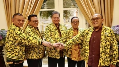 Ketua Umum Partai Golkar Airlangga Hartarto, Sekretaris Jenderal DPP Partai Golkar Lodewijk F. Paulus, dan tiga ketua dewan Partai Golkar, berjabat tangan saat mereka bertemu di Jakarta, Rabu (2/8/2023). (Foto: ANTARA/HO-Dokumentasi DPP Partai Golkar)