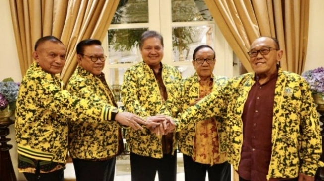 Ketua Umum Partai Golkar Airlangga Hartarto, Sekretaris Jenderal DPP Partai Golkar Lodewijk F. Paulus, dan tiga ketua dewan Partai Golkar, berjabat tangan saat mereka bertemu di Jakarta, Rabu (2/8/2023). (Foto: ANTARA/HO-Dokumentasi DPP Partai Golkar)