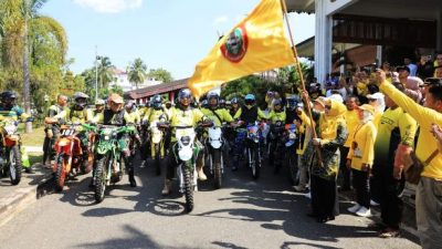 Dengan menggunakan motor trail, Gubernur Provinsi Kalimantan Selatan (Kalsel), H. Sahbirin Noor atau Paman Birin pimpin rombongan Turun ke Desa (turdes) ke-9 Kemerdekaan ke kabupaten dan kota se-Kalsel. (Foto: Adpim Setdaprov Kalsel/Katajari.com)