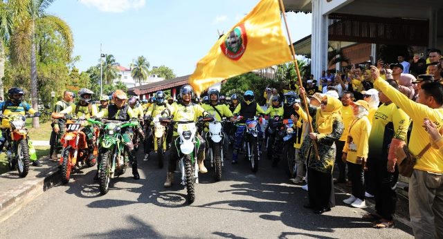Dengan menggunakan motor trail, Gubernur Provinsi Kalimantan Selatan (Kalsel), H. Sahbirin Noor atau Paman Birin pimpin rombongan Turun ke Desa (turdes) ke-9 Kemerdekaan ke kabupaten dan kota se-Kalsel. (Foto: Adpim Setdaprov Kalsel/Katajari.com)