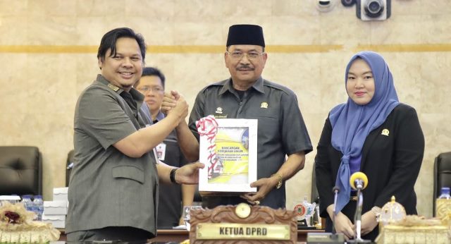 Sekretaris Daerah Roy Rizali Anwar sampaikan rancangan Kebijakan Umum Perubahan Anggaran (KUPA) dan Prioritas Plafon Anggaran Sementara (PPAS) APBD Provinsi Kalsel Tahun Anggaran 2023, Rabu (2/8/2023). (Foto: Adpim Setdaprov Kalsel/Katajari.com)