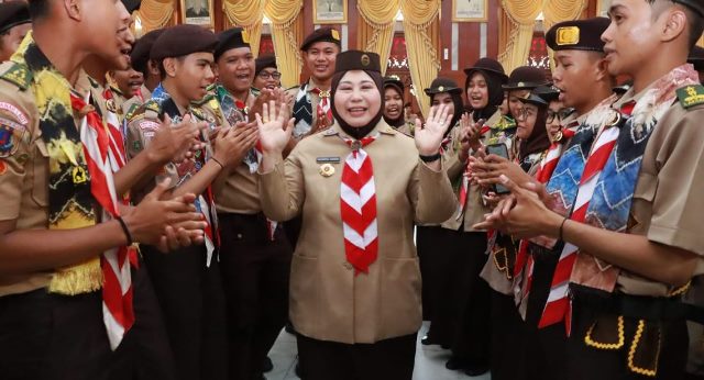 Ketua Kwartir Daerah Kalimantan Selatan (Kalsel), Hj Raudatul Jannah Sahbirin Noor atau biasa disapa Acil Odah melepas kontingen kwarda setempat di Mahligai Pancasila Banjarmasin, Sabtu (5/8/2023). (Foto: Adpim Setdaprov Kalsel/Katajari.com)