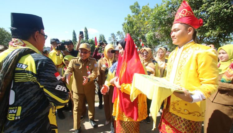 Gubernur Kalimantan Selatan (Kalsel) H Sahbirin Noor atau Paman Birindisambut Sekda Banjar HM Hilman di SMAN 2 Martapura pada rangkaian Turun ke Desa (Turdes), Selasa (8/8/2023) siang. (Foto: Kominfo Kabupaten Banjar/Katajari.com)