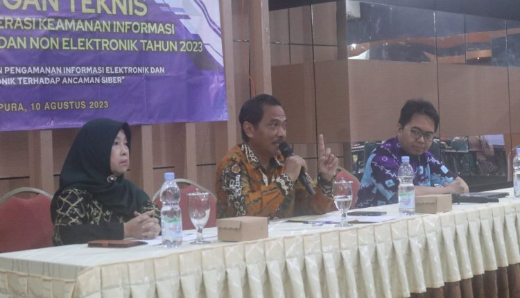 Kepala DKISP Kabupaten Banjar HM Aidil Basith membuka Bimtek literasi keamanan informasi, Kamis (10/8/2023) di aula Bappedalitbang Kabupaten Banjar. (Foto: Bappedalitbang Kabupaten Banjar/Katajari.com)