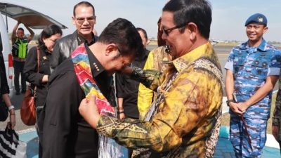 Gubernur Kalsel H. Sahbirin Noor atau Paman Birin menyambut kedatangan Menteri Pertanian RI, Syahrul Yasin Limpo di VIP Room Bandara Syamsuddin Noor, Jumat (11/8/2023) pagi. (Foto: Adpim Setdaprov Kalsel/Katajari.com)