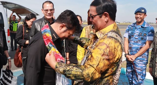 Gubernur Kalsel H. Sahbirin Noor atau Paman Birin menyambut kedatangan Menteri Pertanian RI, Syahrul Yasin Limpo di VIP Room Bandara Syamsuddin Noor, Jumat (11/8/2023) pagi. (Foto: Adpim Setdaprov Kalsel/Katajari.com)