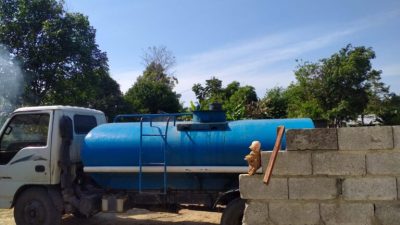 Tangki PT Air Minum Intan Banjar distribusi air ke Pondok Pesantren (Ponpes) Tahfidzul Quran Raudhatul Muta’allimin Annahdliyah (RMA) Banjarbaru. (Foto: Ponpes RMA/Katajari.com)